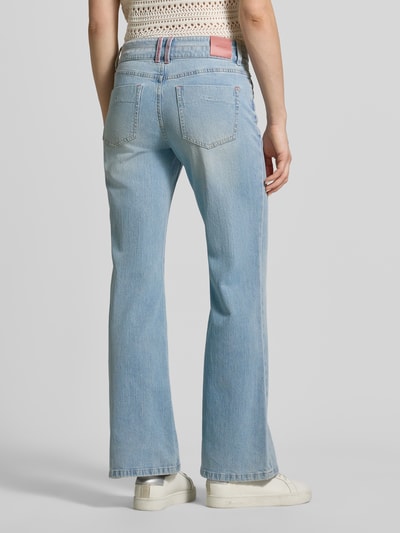 Frauenmodel trägt Straight Fit Jeans im 5-Pocket-Design Modell 'Marlena' von MOS MOSH, Baumwoll-Mix, hellblau, Ganzkörperansicht Rückansicht.