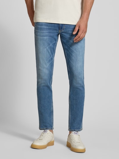 Männermodel trägt Slim Fit Jeans aus katoenmix Modell 'Luke' van Lee in lichtblauw met lichte wassingen, heren slim fit jeans, Ganzkörperansicht von vorne