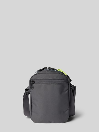Produktfoto, graue Handtasche mit Label-Stitching von The North Face, Hauptfach und Außenfach mit Reißverschluss, Schulterriemen, Maße 16x22x7 cm, Länge Schulterriemen 76 cm