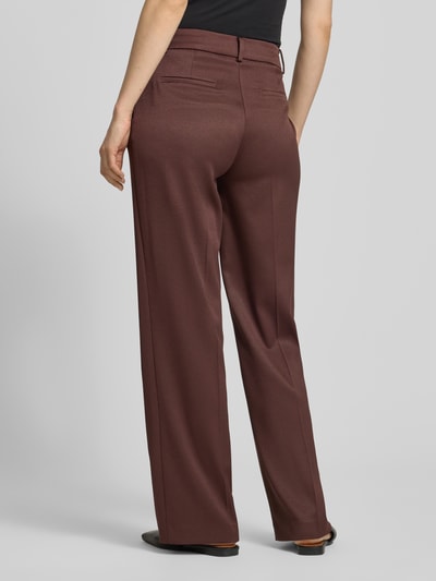 Frauenmodel trägt Wide Fit Stoffhose mit Viskose-Anteil von More & More in Braun mit Strukturmuster und Bügelfalten, Ganzkörperansicht Rückansicht. Elastischer-Material-Mix mit Viskose-Mix, Haken-Reißverschluss, Bundweite 37 cm, Innenbeinlänge 80 cm, Größe 36.
