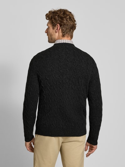 Męski model nosi Regular Fit Pullover aus Woll-Kaschmir-Mix od Polo Ralph Lauren, czarny, faktura dzianiny, całkowity widok z tyłu.