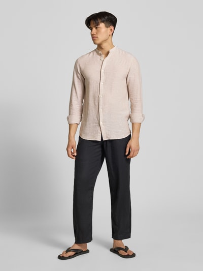 Männermodel trägt Slim Fit Freizeithemd aus Baumwoll-Leinen-Mix Modell 'CAIDEN' von Only & Sons, Optik: Unifarben, Ganzkörperansicht von vorne.