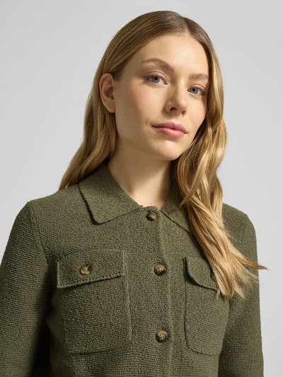 Frauenmodel trägt Regular Fit Jacke in Strick-Optik von Christian Berg Woman in Olivgrün, Baumwoll-Mix, Brusttaschen, Nahaufnahme Oberkörper.