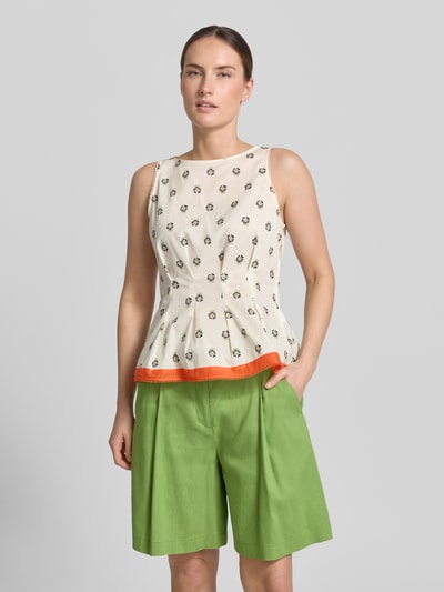 Frauenmodel trägt Blusentop mit rückseitigem Schlüsselloch-Ausschnitt von Marc Cain aus Reine Baumwolle, Taillierter Schnitt, U-Boot-Ausschnitt, Muster in Beige, Grün und Orange, Rückenlänge bei Größe 36: 55 cm, Ganzkörperansicht von vorne.