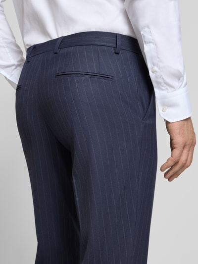 Männermodel trägt Regular Fit Anzughose mit Schurwoll-Anteil Modell 'Leon' von BOSS, dunkelblau mit feinen Streifen, Nahaufnahme Rückansicht, Herren Anzughose von BOSS