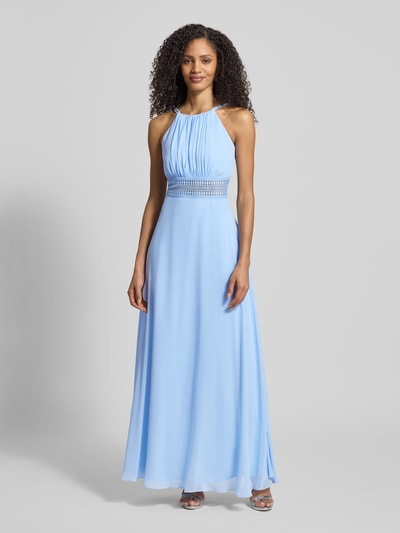 Frauenmodel trägt Abendkleid mit Raffungen von Jake*s Cocktail in Hellblau, bodenlang, Spaghettiträger, Taillierter Schnitt, Nahtreißverschluss, blickdichtes Unterkleid, Ganzkörperansicht von vorne. Rückenlänge bei Größe 36: 30 cm, Brustweite: 36 cm.