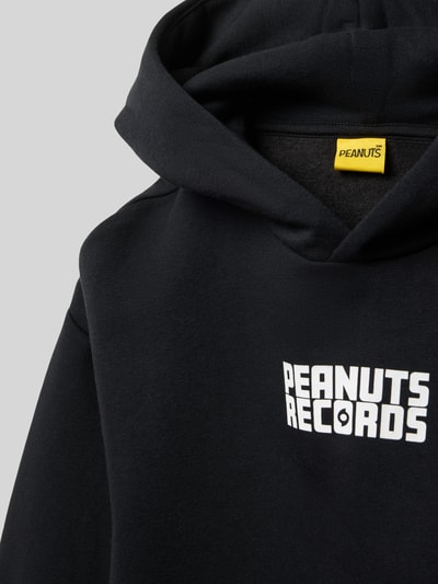 Productfoto, Regular Fit Hoodie aus Baumwoll-Mix Modell 'PEANUTS' van Only & Sons in zwart met Peanuts® print, statement print op de borst, lange mouwen met geribde boorden, capuchon, sweatstofmateriaal.