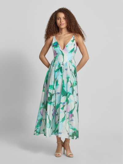 Frauenmodel trägt Bardot Midikleid aus Lyocell-Mix Modell 'ARLETHA' mit tailliertem Schnitt und Allover-Look, florale Muster in Weiß, Grün und Türkis, zarte Struktur, Rückenschnürung, Rückenlänge 107 cm, Brustweite 30 cm, Ganzkörperansicht von vorne.