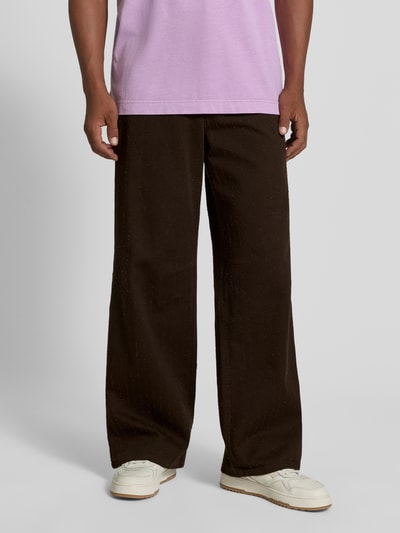 Mannmodel draagt Wide Fit Jeans aus reiner Baumwolle van Samsøe Samsøe, donkerbruin met structuurpatroon, Heren, knoop- en ritssluiting, achterzakken, puur katoen, bandwijdte maat 50 45 cm, binnenbeenlengte maat 50 80 cm, wide fit, vooraanzicht volledige lichaamsopname