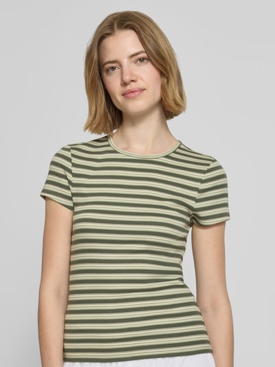 Vrouwenmodel draagt T-Shirt met Rundhalsausschnitt van REVIEW, groen-beige gestreept, fijnrib, aansluitende pasvorm, katoen-elastaanmix, halve lengte mouwen, ruglengte maat S 52 cm, close-up bovenlichaam vooraanzicht.