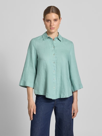 Frauenmodel trägt Relaxed Fit Leinenbluse mit 3/4-Arm von Christian Berg Woman in Mintgrün, sichtbare Knopfleiste, Hemdblusenkragen, reine Leinen, Ganzkörperansicht von vorne.