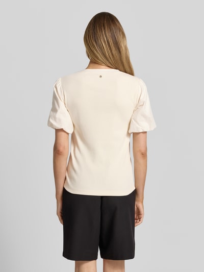 Frauenmodel trägt T-Shirt mit Ballonärmeln Modell 'Jada' von MOS MOSH aus Baumwoll-Mix mit Stretch-Anteil, Körpernaher-Schnitt, Feinripp, Rückenlänge bei Größe S: 60 cm, Ganzkörperansicht Rückansicht.