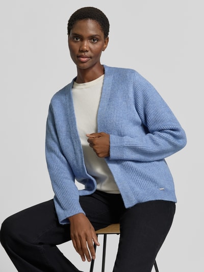 Vrouwenmodel draagt gebreid jack in open pasvorm met structuurpatroon van MORE, regular fit, met wol, ruglengte maat 36: 60 cm, mouwlengte maat 36: 62 cm, dames, blauw, effen, zachte textuur, voorkant bovenlichaam close-up.
