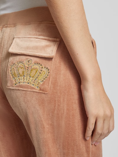 Juicy Couture Spodnie dresowe z detalem z logo Piaskowy 3