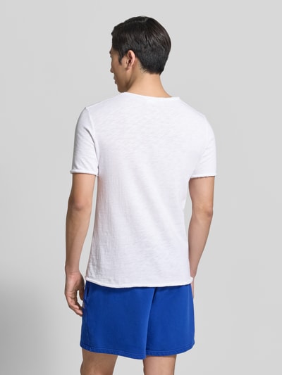 Männermodel trägt Slim Fit T-Shirt mit Rundhalsausschnitt Modell 'Sonoma' von American Vintage in Weiß, reine Baumwolle, Rückansicht, Ganzkörperansicht.