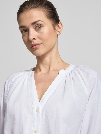 Kobiece model prezentuje bluzkę koszulową Relaxed Fit Hemdbluse Leinen-Baumwoll-Mix model 'ALBERTA' od Selected Femme, efekt: jednolity kolor, dekolt w serek, listwa guzikowa, mieszanka lnu i bawełny, z rękawami o dł. 3/4, detal strukturalny, ujęcie: zbliżenie górnej części ciała.