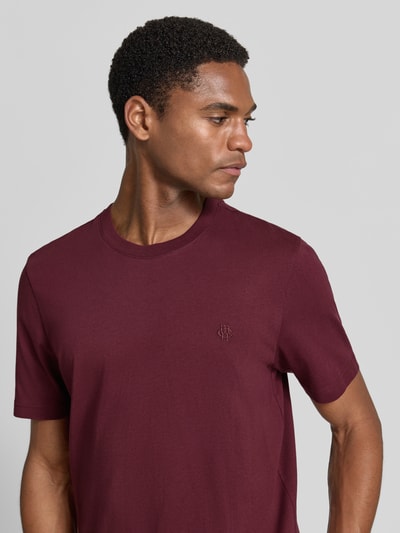 Męski model nosi Regular Fit T-Shirt mit Logo-Stitching od MCNEAL, czysta bawełna, krój regular fit, okrągły dekolt, długość tyłu w rozmiarze M: 70 cm, zbliżenie na górną część ciała z przodu