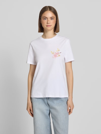 Frauenmodel trägt Pieces Regular Fit T-Shirt aus reiner Baumwolle Modell 'BRIANNA', Optik: Unifarben, Motiv-Print, Rundhals, Kurzarm, Jersey, Ganzkörperansicht von vorne.
