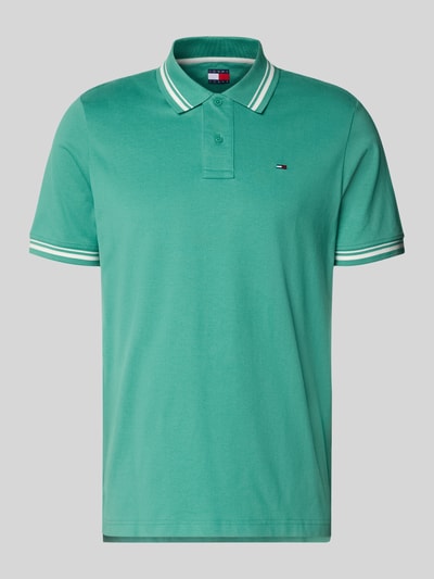 Produktfoto, Regular Fit Poloshirt aus reiner Baumwolle von Tommy Jeans in Optik: Unifarben, Jersey-Textur, Logo-Stitching, Polokragen, 2-Knopf-Verschluss, Ärmelform: Kurzarm, Materialverarbeitung: Jersey