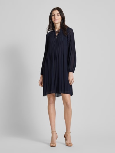 s.Oliver BLACK LABEL Knielange jurk in effen design met plissévouwen Marineblauw - 1