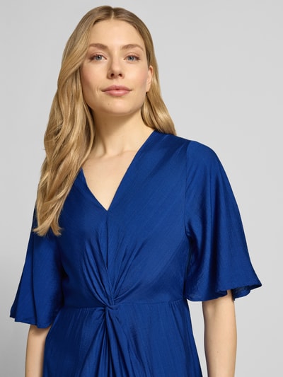 Vrouwenmodel draagt midi-jurk uit viscosemix met vlindermouwen, V-hals, plooien, model 'MELDA' van ICHI, getailleerd model, nahaufnahme bovenlichaam.