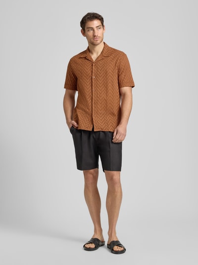 Männermodel trägt Relaxed Fit Freizeithemd mit Lochmuster Modell 'Honolulu' von Antony Morato in Braun, Reine Baumwolle, Ganzkörperansicht von vorne.
