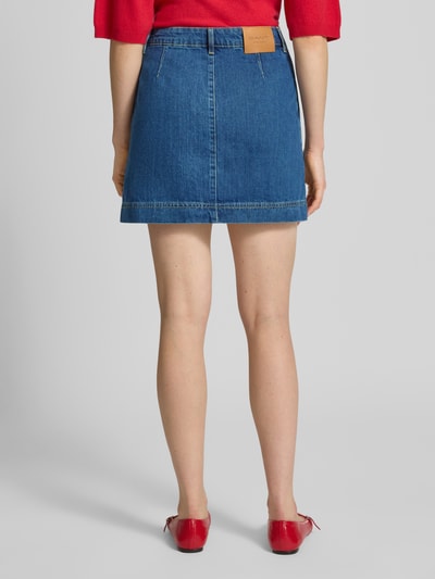Kobiece modelka nosi Jeansrock aus Baumwolle mit Knöpfen von Gant, spódnica jeansowa z bawełny, prosty krój, spódnica mini, szerokość w rozmiarze 36: 37 cm, całkowita długość w rozmiarze 36: 41 cm, widok całej sylwetki od tyłu.