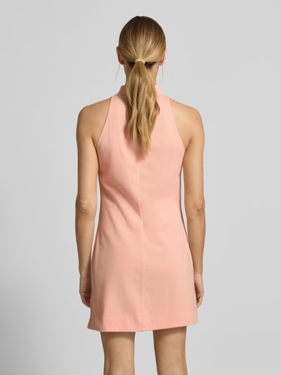 Modelka kobieca ma na sobie Slim Fit Polokleid aus Baumwoll-Mix od Lacoste Sport w jednolitym kolorze, mini, bawełniany piké, widok całej sylwetki z tyłu.