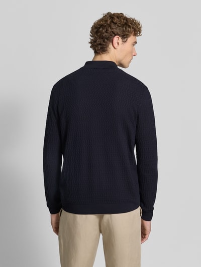 Männermodel trägt Strickjacke mit Strukturmuster Modell 'YARO' von CINQUE, reine Baumwolle, dunkelblau, Rückansicht, Ganzkörperansicht.