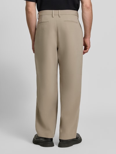 Männermodel trägt Wide Leg Bundfaltenhose mit Viskose-Anteil von Jake*s in Beige, matt, feines Webmuster, Ganzkörperansicht Rückansicht.