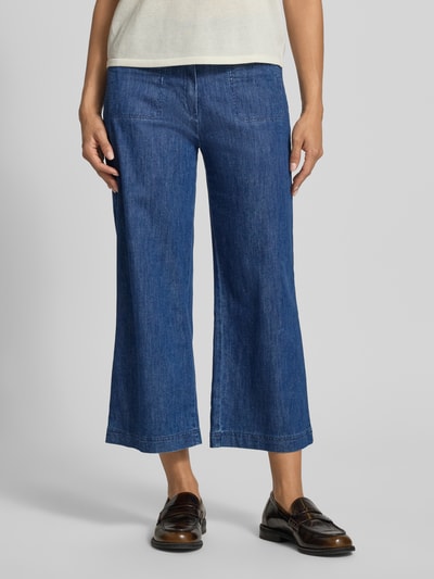 Frauenmodel trägt Regular Fit Culotte aus Baumwoll-Mix von Raphaela By Brax, unifarben, cropped Länge, Nahaufnahme Oberkörper bis Knöchel.