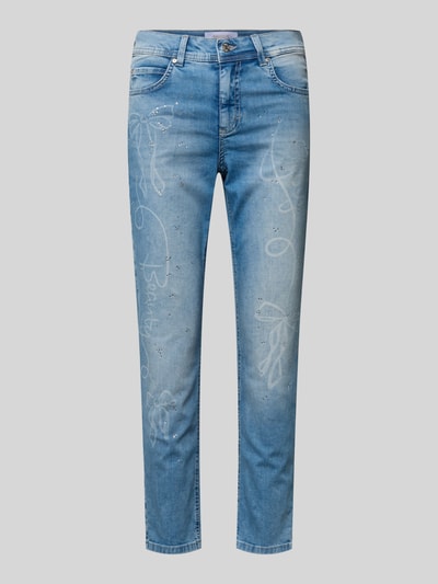 Produktfoto, Slim Fit Jeans mit Strasssteinbesatz Modell 'Ornella Beauty' von Angels, hellblauer Baumwoll-Mix mit Stretch-Anteil, 5-Pocket-Design, Knopf-Reißverschluss, körpernaher Schnitt, Bundweite 38 cm, Innenbeinlänge 67 cm, glatte und leicht strukturierte Oberfläche mit hellen Verzierungen.