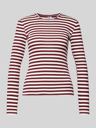 Produktfoto, Slim Fit Langarmshirt aus Baumwoll-Mix von Pieces, gestreift in Two Tone Bordeaux und Weiß, Rippstrick, unifarben, Rundhals