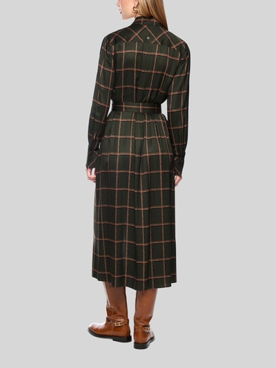 Vrouwenmodel draagt Hemdblusenkleid mit Bindegürtel von Marc Cain, zwart met oranje ruit, zuiver viscose, recht model, midi-jurk, all-over look, overhemdkraag, verborgen knoopsluiting, strikceintuur, ruglengte maat 36: 124 cm, borstwijdte maat 36: 50 cm, mouwlengte maat 36: 63 cm, volledige lichaamsweergave achterkant.