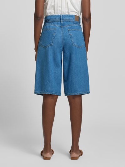 Kobiece model prezentuje Regular Fit Bermudas aus Bio-Baumwoll-Mix Modell 'TENNA' von Selected Femme, tkanina stylizowana na denim, krój regular fit, naszywka z logo, szlufki na pasek, wiązany pasek, zapięcie na guzik i zamek błyskawiczny, 5 kieszeni, mieszanka bawełny ekologicznej, widok całej sylwetki od tyłu.