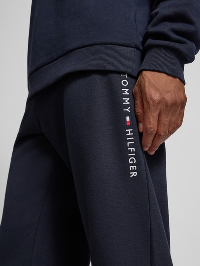 Tommy Hilfiger Spodnie dresowe o kroju regular fit z mieszanki bawełny Granatowy 3