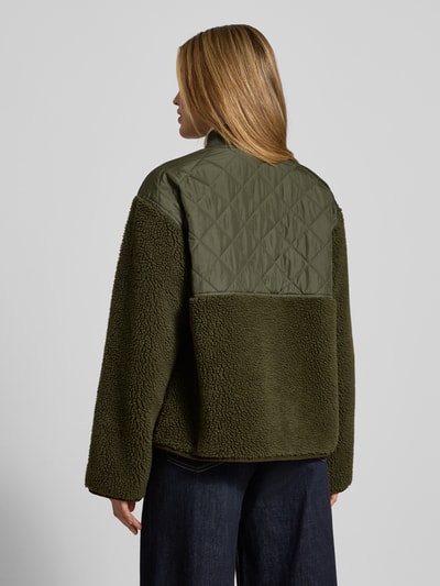 Frauenmodel trägt Regular Fit Teddyfell-Jacke mit Stepp-Besatz Modell 'WETHERBY FLEECE' von Barbour, Optik: Unifarben, Materialverarbeitung: Teddyfell, Stepp, Farbe Olivgrün, Label-Stitching-Applikation, College-Kragen, Druckknöpfe, Langarm, paspelierter Ärmel- und Rumpfabschluss, seitliche Eingrifftaschen, Ganzkörperansicht Rückansicht.
