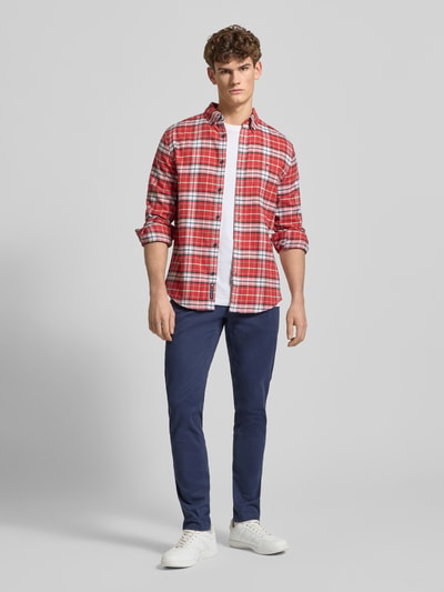 Männermodel trägt Regular Fit Chino aus Baumwoll-Mix Modell 'SCANTON' von Tommy Jeans, Optik: Unifarben, Ganzkörperansicht von vorne.