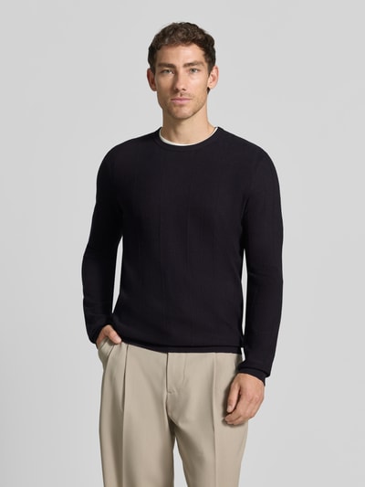 Männermodel trägt zwarte gebreide pullover uit viscosemix Model 'Goa' van CINQUE, slim fit, ronde hals, Heren, Ganzkörperansicht van voren