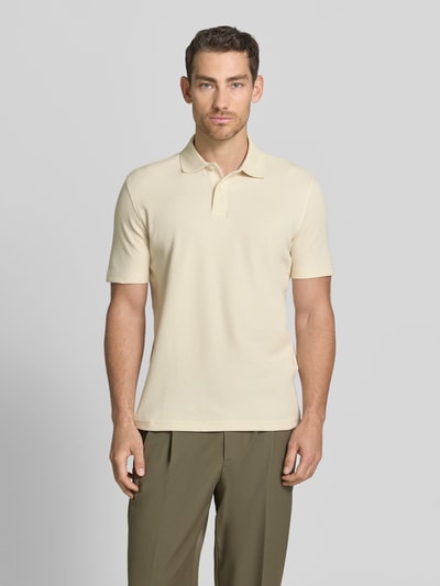 Männermodel trägt Regular Fit Poloshirt aus Baumwoll-Mix Modell 'BLAZE' von SELECTED HOMME, Optik: Unifarben, Struktur, Ganzkörperansicht von vorne.