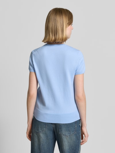 Frauenmodel trägt Regular Fit Strickpullover aus Baumwoll-Mix von Polo Ralph Lauren, Optik: Unifarben, Feinstrick, Ganzkörperansicht Rückansicht.