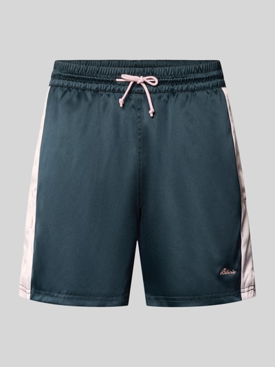 Produktfoto, Shorts aus Satin mit Label-Stitching und elastischem Bund von BLKVIS in Dunkelgrün mit rosafarbenen Seiteneinsätzen, Regular-Fit, Tunnelzug, Bundweite bei Größe M 42 cm, Innenbeinlänge bei Größe M 14 cm