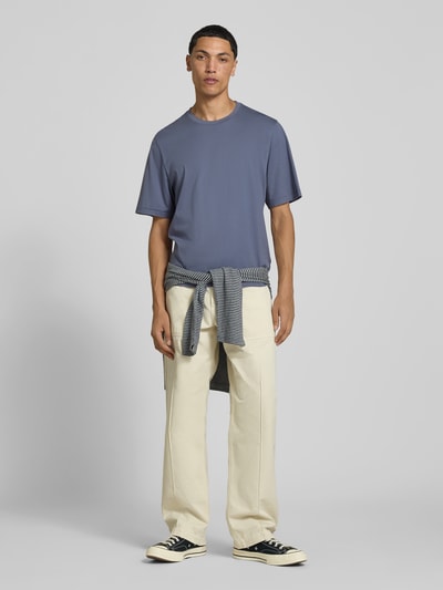 Mannelijk model draagt Regular Fit T-Shirt uit puur katoen van Officine Générale, ronde hals, met korte mouwen, verlengde achterkant, ruglengte maat M 68 cm, geheelvooraanzicht.