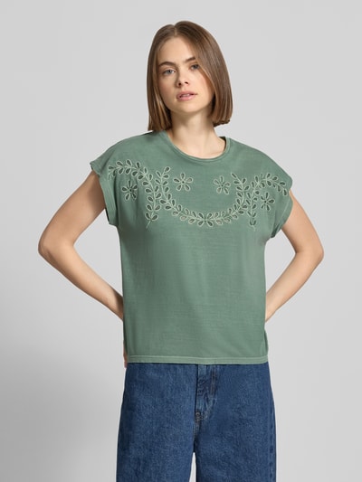 Frauenmodell trägt Regular Fit T-Shirt aus reiner Baumwolle Modell 'MINA' von Pepe Jeans, Optik: Unifarben, Lochstickerei mit Mesh-Einsatz, Label-Stitching, Rundhals, Kurzarm, Material: Reine Baumwolle, Ganzkörperansicht von vorne.