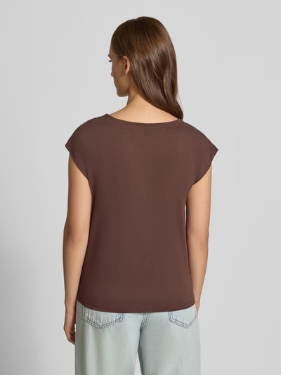 Frauenmodel trägt Regular Fit T-Shirt aus Modal-Mix Modell 'FREE' von ONLY in Braun, kombiniert mit heller Jeans, Ganzkörperansicht Rückansicht, Damen T-Shirt von ONLY.