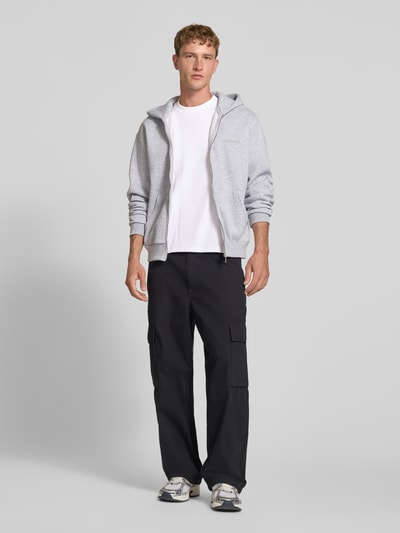 Männermodel trägt Relaxed Fit T-Shirt aus elastischem Baumwoll-Mix Modell 'SCUBA' von JACK & JONES in Weiß, Ganzkörperansicht von vorne. Elastischer Baumwoll-Mix, Rundhalsausschnitt, Rückenlänge bei Größe M 68 cm.