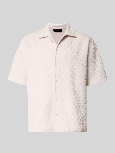 Produktfoto, Modern Fit Freizeithemd mit Logo-Stitching Modell 'Jovren' von Pegador, weißer Baumwoll-Mix mit Strukturmuster und Kentkragen