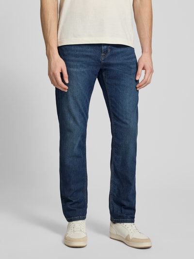 Männermodel trägt Modern Fit Jeans Modell 'Fortress' von JOOP! Collection in Mittelblau, Baumwoll-Elasthan-Mix, Ganzkörperansicht von vorne.