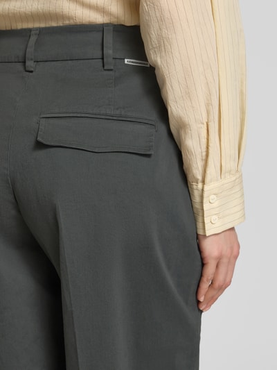 Frauenmodel trägt Barrel Fit Chino aus Bio-Baumwoll-Mix Modell 'TWILL PANT' von Armedangels, Optik: Unifarben, Materialverarbeitung: Twill, Ganzkörperansicht Rückansicht.