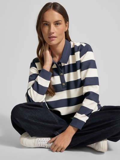 Frauenmodel trägt Sweatshirt mit Polokragen und Knopfleiste von Christian Berg Woman, gestreift, Material-Mix mit Modal-Anteil, Regular Fit, Nahaufnahme Oberkörper.